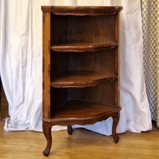 Angoliera in legno a giorno.