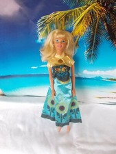Bambola Barbie, con vestito