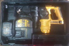 Trapano avvitatore DeWalt senza fili 24V SDS DC223, con scalpello, azione + batteria 4Ah e caricatore