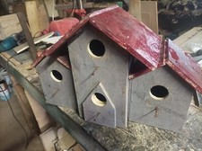 Casetta per uccellini realizzata con materiale di recupero