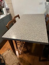 TAVOLO DA PRANZO IN GRANITO