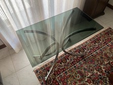 Tavolo / tavolino moderno in vetro con struttura cromata e rotelle.