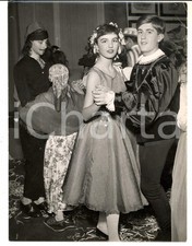 1960 ca MILANO Festa di CARNEVALE - Danza tra giovani in costume *Foto 18x24 cm