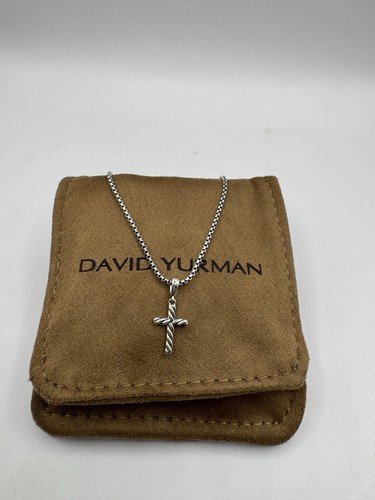 Collana con ciondolo croce