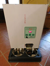 Distributore automatico cibo e acqua per gatti e cani