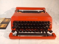 Macchina da scrivere Olivetti Valentine anni 60 con manuale