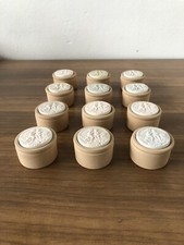 Stock Di 12 Piccole Scatole In Ceramica Con Coperchio Decoro Portagioie Confetti