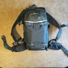 Zaino fotocamera Lowepro Flipside Trek BP 350AW con copertura antipioggia e divisori