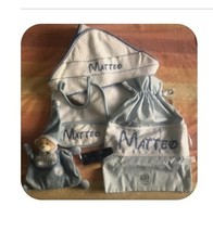 Set Nascita+Bavaglia+ Accappatoio+Sacca Portacambio Con Ricamo Punto Croce.