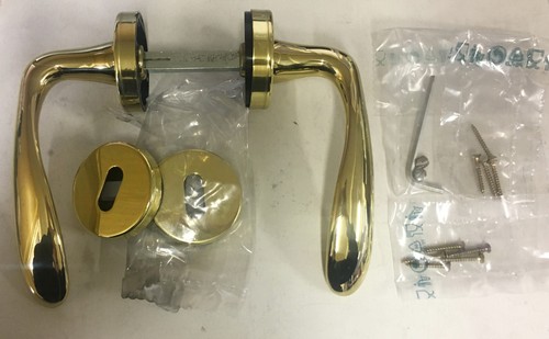 Coppia manigia porta - x,