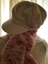 Completo sciarpa con frange e cappello in vellutone marca WINX