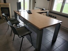 Elegante scrivania in legno e metallo, con cassettiera