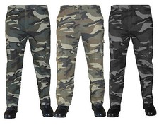 Pantaloni uomo modello cargo