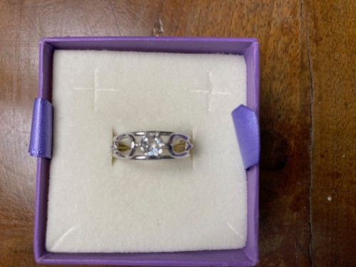 Anello con diamante taglio