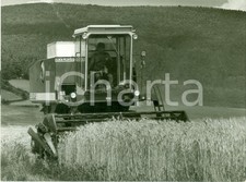 1970 ca FRANCE Mietitrebbia LAVERDA 3350 al lavoro nei campi *Fotografia
