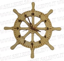 Orologio in legno tagliato al
