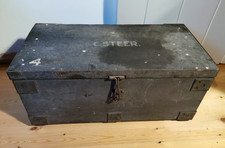 Vecchia cassapanca antica in