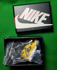 Air Jordan 4 retrò giallo