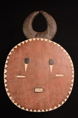 Una vecchia grande maschera