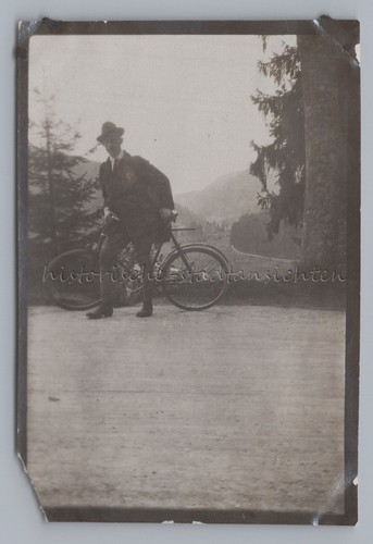 Uomo con bicicletta - , strada