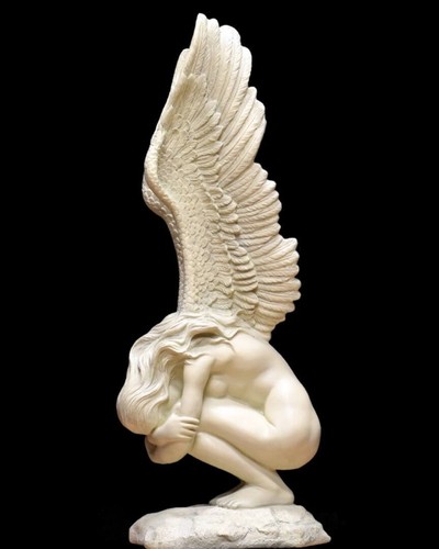 Statua angelo accovacciato