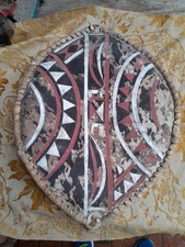 Vecchio scudo etnico in legno