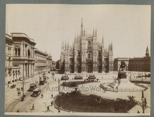 Milano cathedral plaza - plaza, trolley