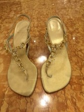 Sandali 'Stuart Weitzman' oro con catena di cristalli dorati barra a T - usati