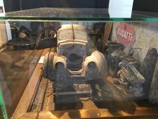 CMC A-027 Bugatti 57 SC Atlantic Diorama Barnfind, lim.  40 pezzi ritrovamento fienile