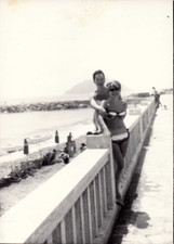 196ca - FOTO DI RAGAZZE SUL LUNGOMARE DI ALBENGA -