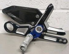 Gancio poggiapiedi anteriore