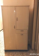 Mobile vintage con cesto per biancheria