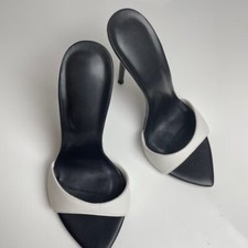 Sandali alla moda a punta