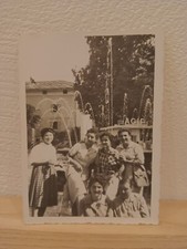 Ritratto di gruppo sullo sfondo distributore Agip Italia anni '50 foto