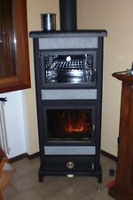 Stufa a legna in ghisa con ampio forno ricoperta di pietra ollare