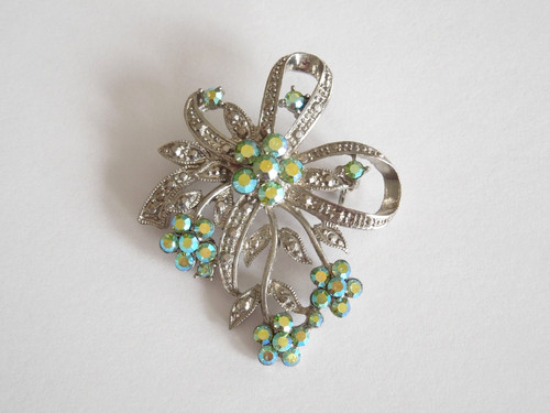 Spilla color argento con - spilla,