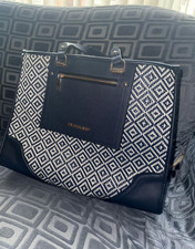 Grande borsa a tracolla nera in pelle per donna, usata