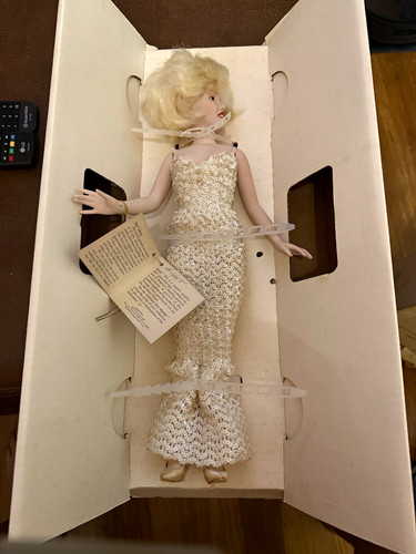 World doll marilyn monroe - doll,