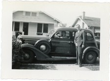 Coppia anziana da auto vecchia