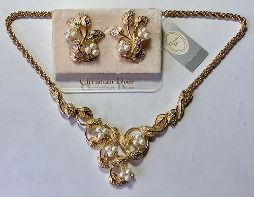 Sostanziale collana - , e