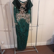 Bellissimo elegante abito da sposa o sposa verde borchiato oro mamma