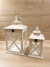 Set 2 Lanterne Portacandele In Legno Bianco Shabby Chic 16x16x32cm/24x24x44cm