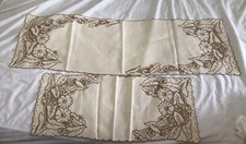 COPPIA DI CENTRINI RICAMATI A MANO