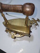 antico piccolo ferro da stiro svedese ottone decorato e datato 1866 + posa ferro
