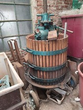 ATTREZZATURA CANTINA PER VINIFICARE: Tino, Botti, Torchio idraulico. 