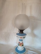 Antico Lume in vetro opalina con decori fiori. Lampada petrolio.