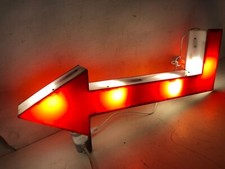 Insegna luminosa a freccia bifacciale 