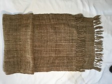 Sciarpa in seta grezza naturale, prodotto artigianale realizzato e tinto a mano.