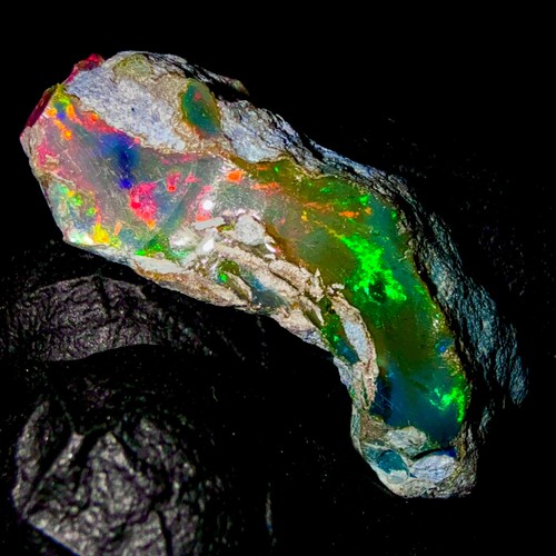 Pietra preziosa opale nero