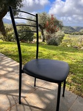 sedia nera struttura in metallo, seduta similpelle 